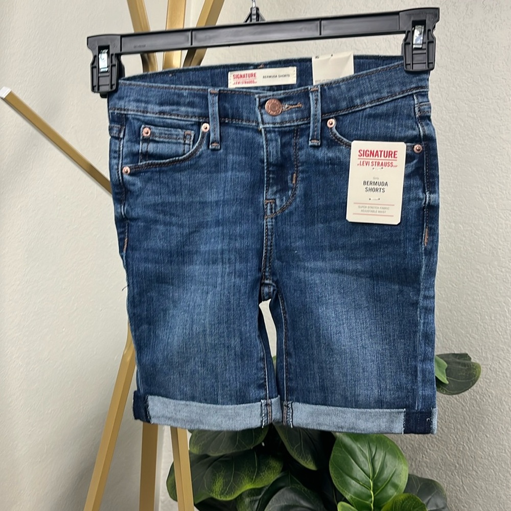 NWT Girls Signature Levi's Bermuda Shorts. SZ 8 with adjustable waist.